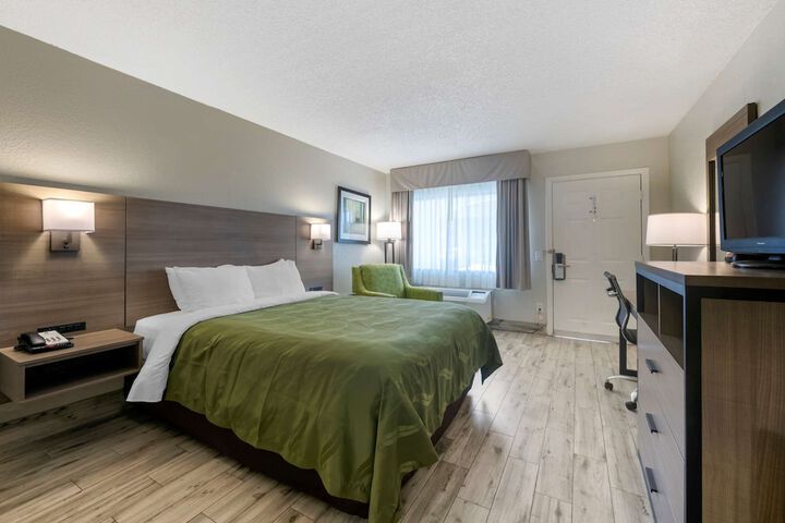 1 Queen Bed Accessible (1 of 16)