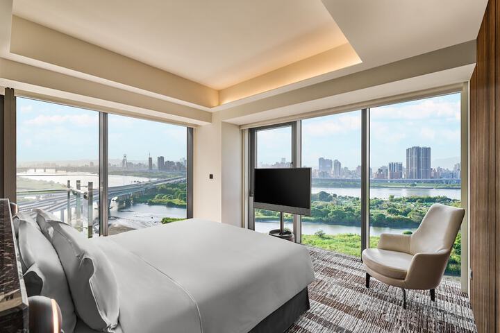 Room 14 of 42