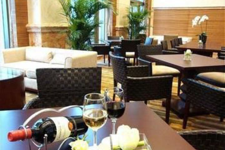 Lounge 14 of 30