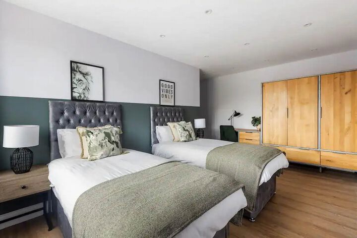 Elegant 3 Bedroom Apt near tube stations
