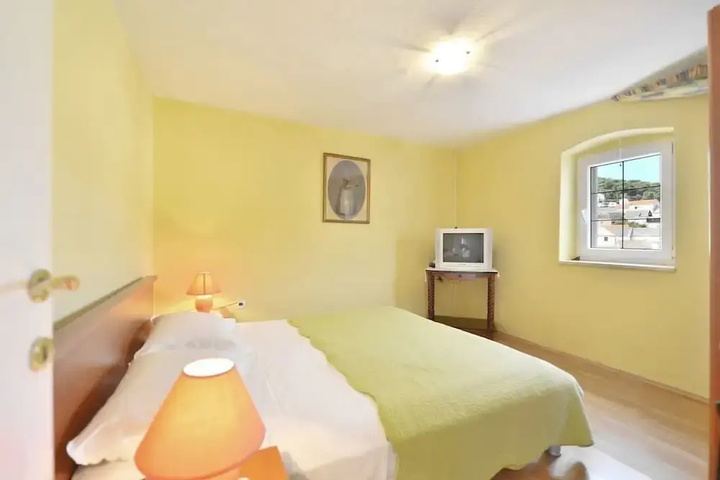 Room 4 of 14