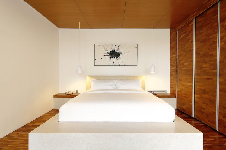Room 3 of 90