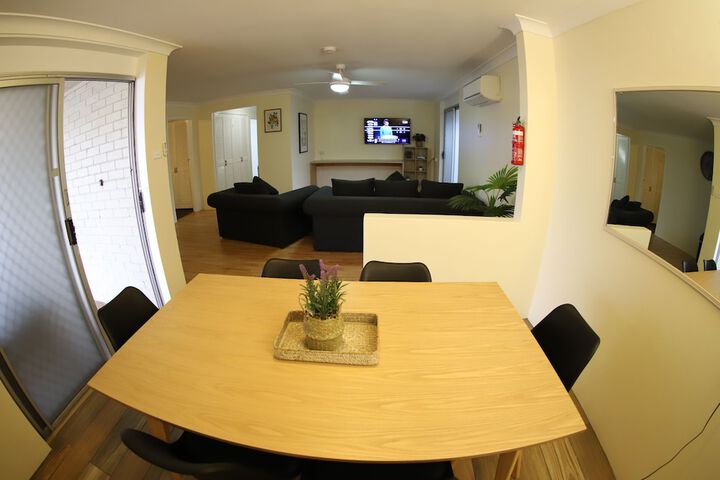 Room 19 of 199