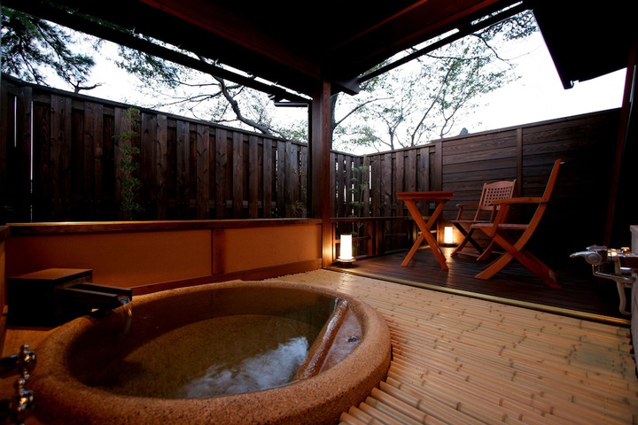 Jetted tub