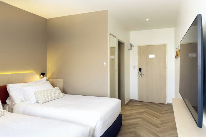 Room 9 of 15