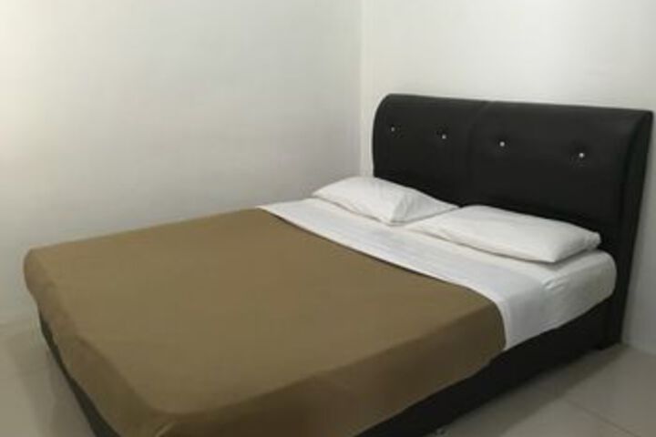 Room 7 of 12