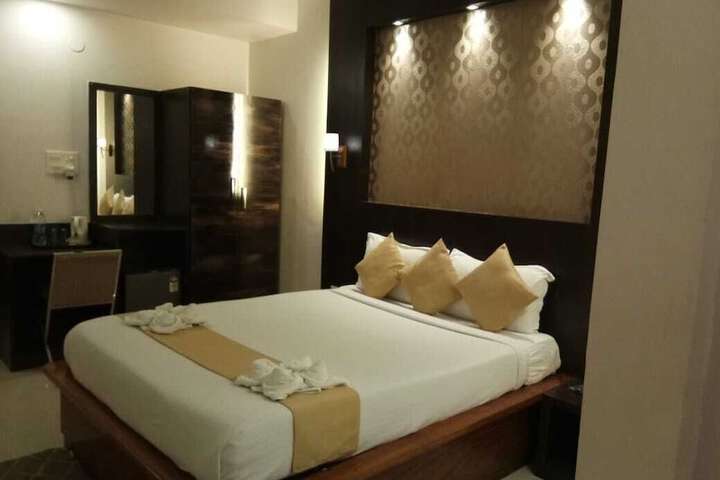 Room 5 of 9