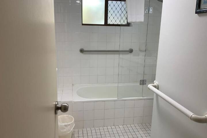 Room 5 of 107