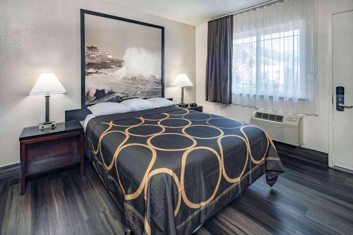 1 Queen Bed (6 of 12)
