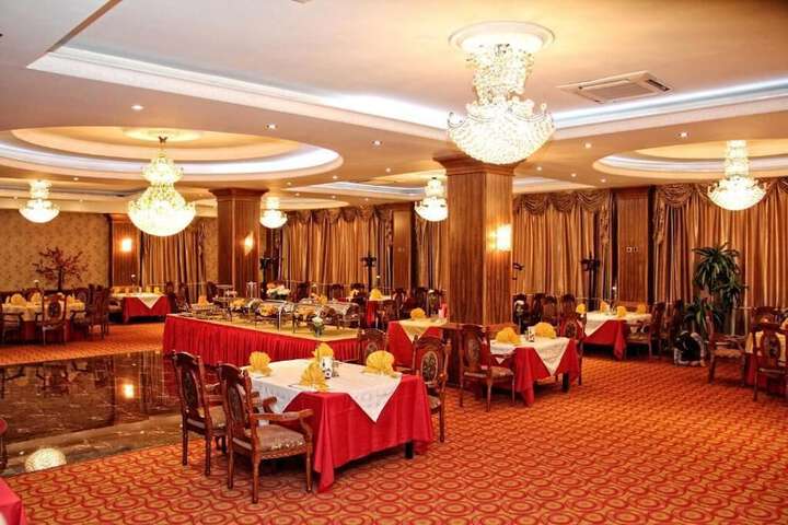 Dining 44 of 48
