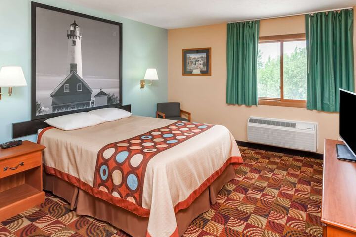 1 Queen Bed (13 of 15)