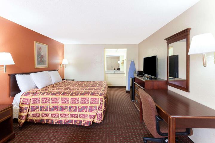 1 King Bed Accessible (3 of 9)