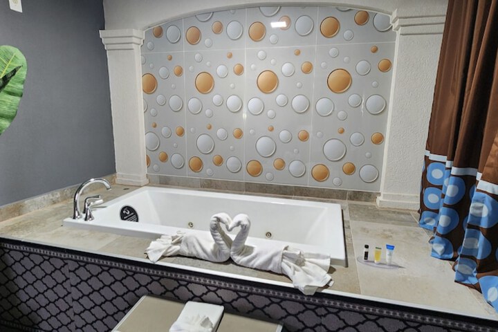 1 King Bed (2 of 15)