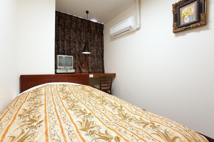 Room 14 of 25