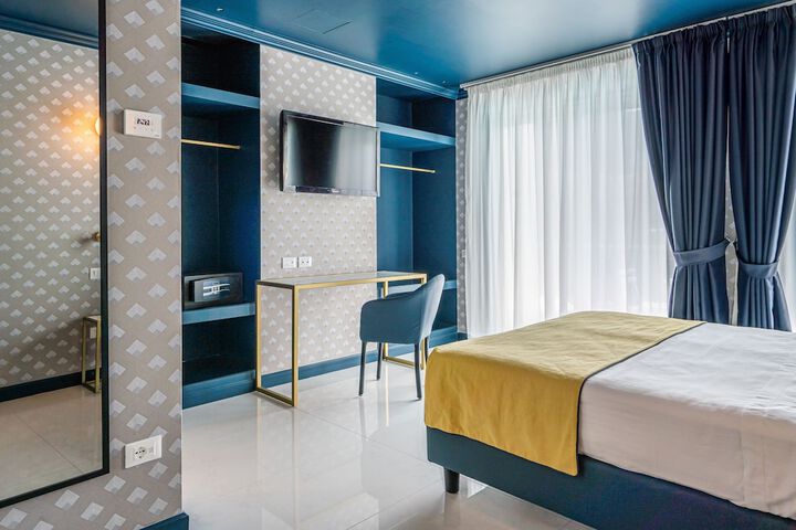 Room 19 of 211