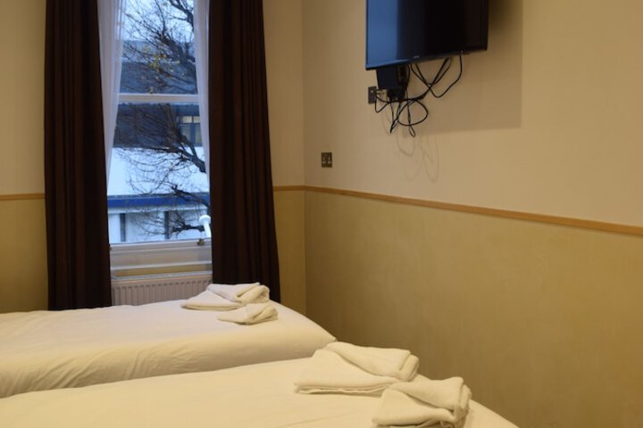 Room 6 of 90