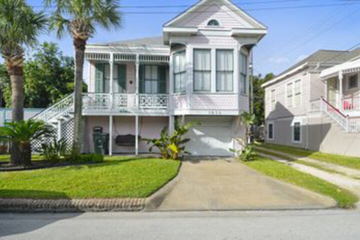 Exterior of Casa Rosa East 3 Br home by RedAwning