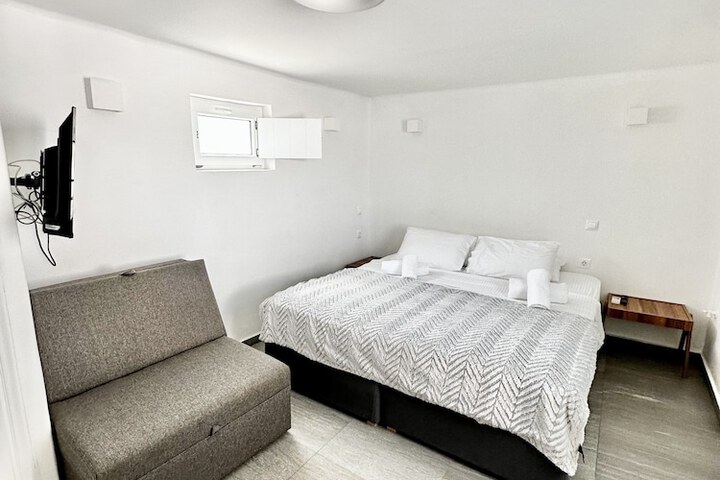 Room 2 of 10