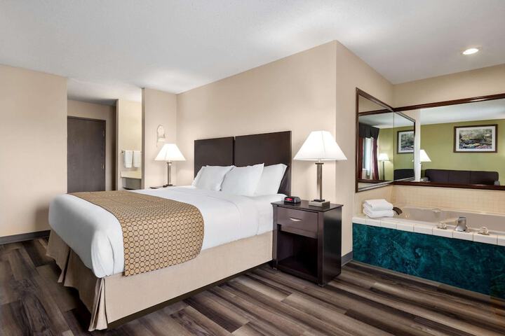 1 King Bed (2 of 14)