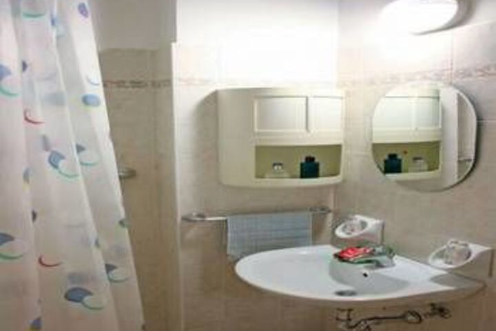 Room 4 of 18