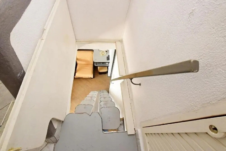 Room 8 of 16