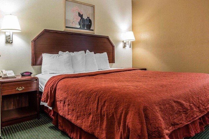 1 King Bed (1 of 7)