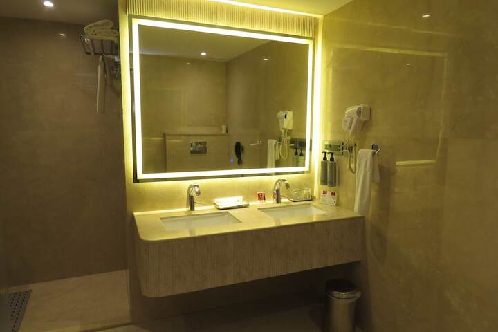 Room 25 of 49