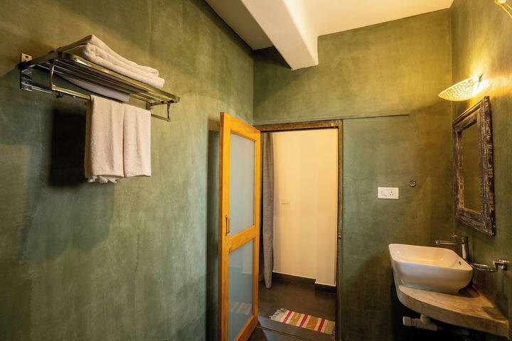 Room 6 of 33