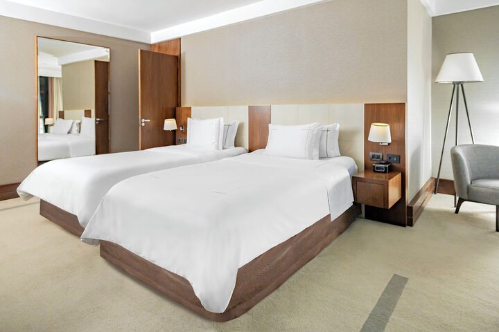 Room 32 of 89