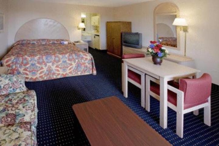 1 King Bed Deluxe (2 of 11)