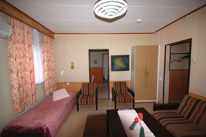 Room 10 of 28