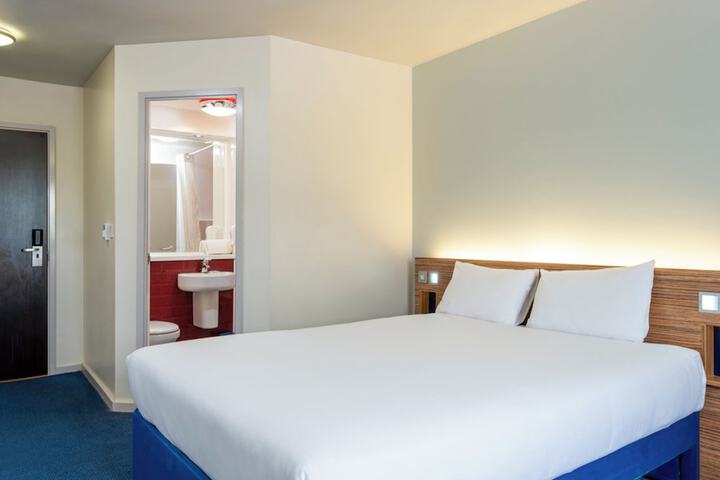 Room 10 of 42