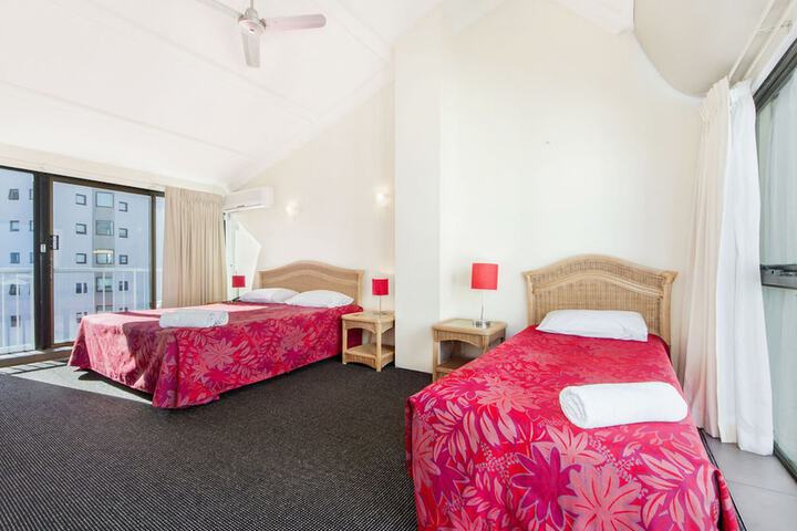 Room 3 of 76