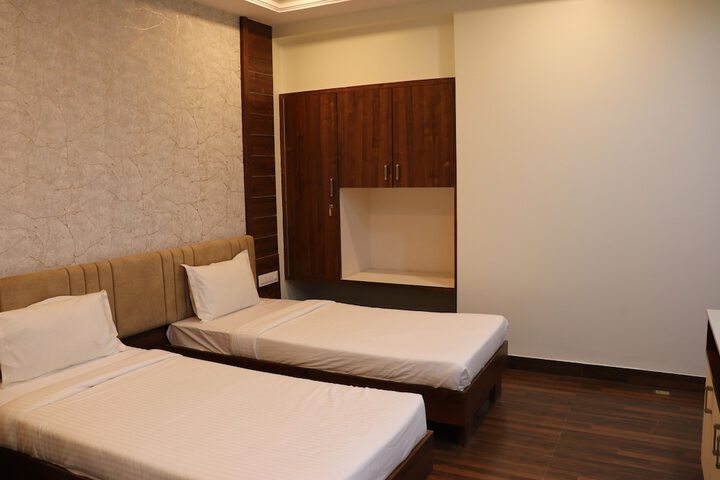 Room 9 of 32