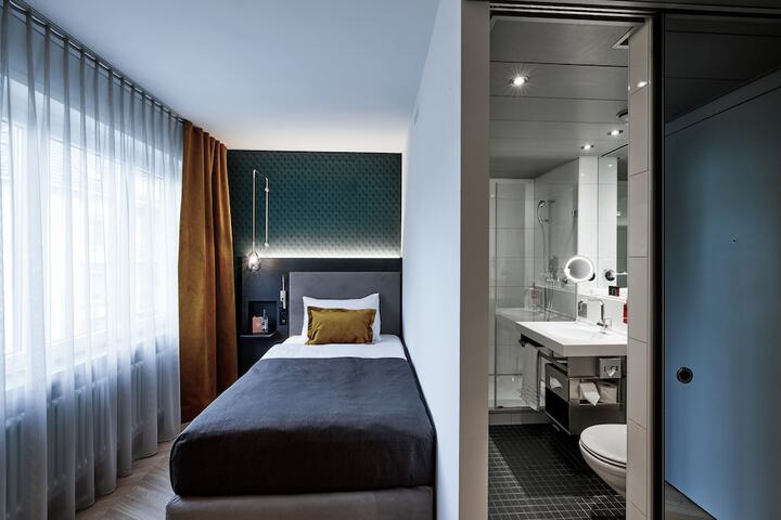 Room 72 of 102