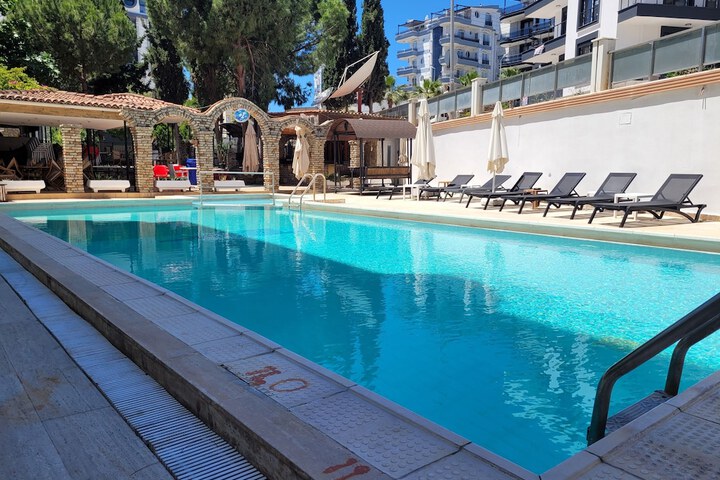 Pool 19 of 26