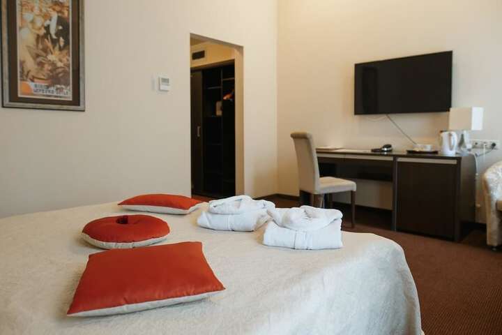 Room 2 of 60