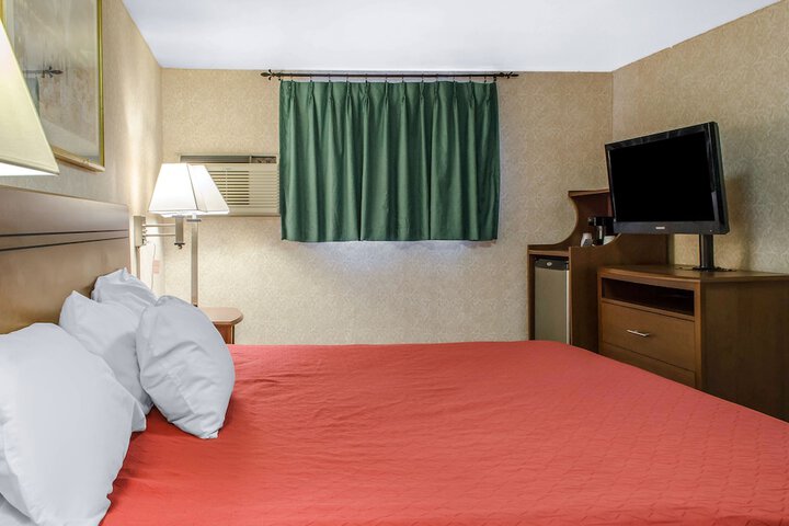 1 King Bed (3 of 12)