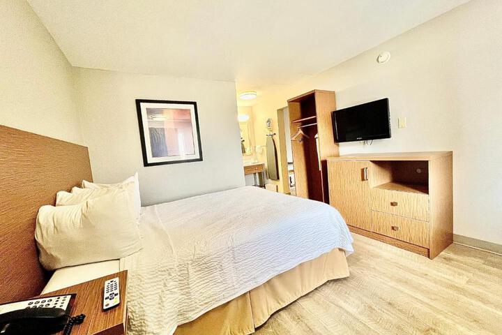 1 Queen Bed (9 of 16)