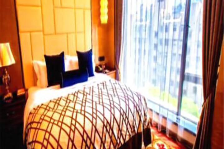 Room 4 of 6