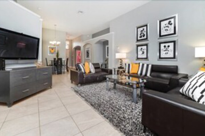 Beautiful 4 Bedroom Pool Home in Windsor Palms Gated Resort in Kissimmee, FL