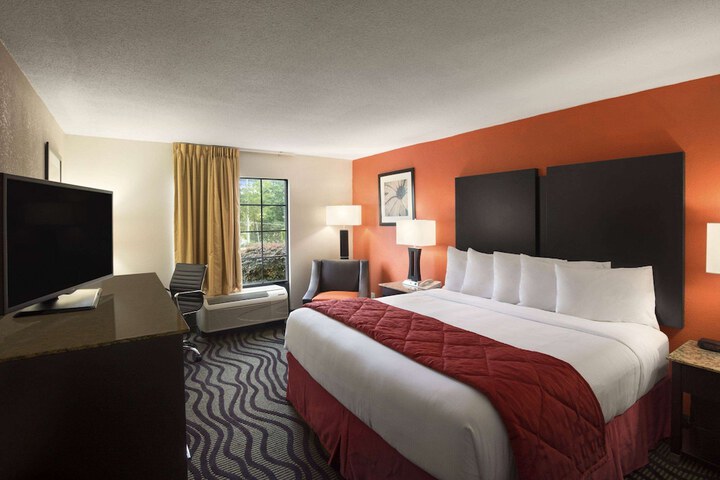 1 Queen Bed (1 of 10)