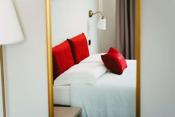 Room 6 of 9