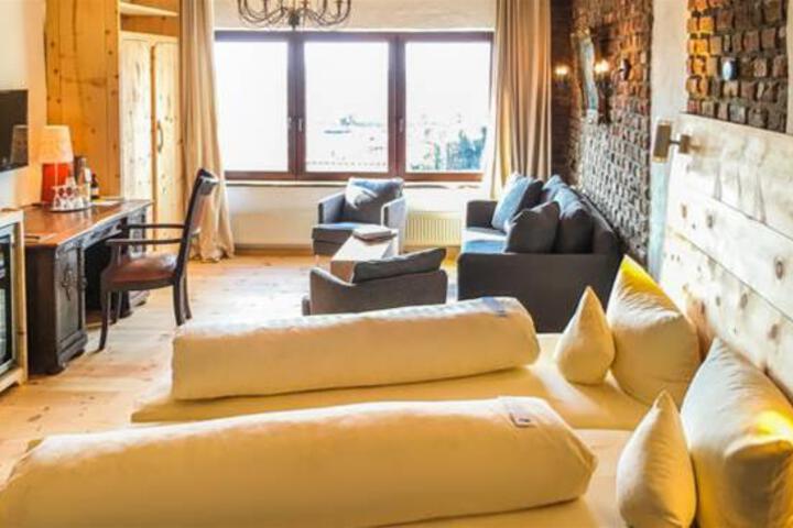 Lounge 44 of 67