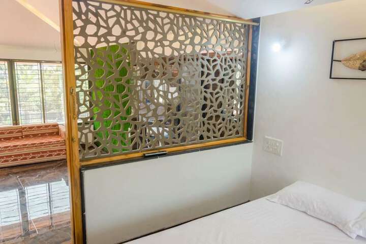 Room 11 of 48