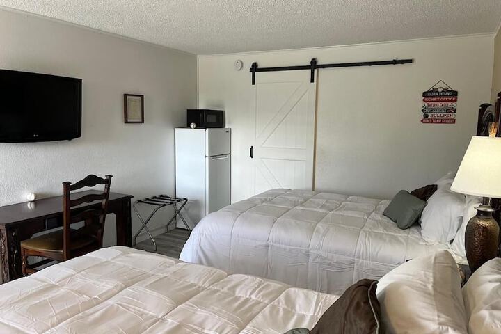Room 4 of 8