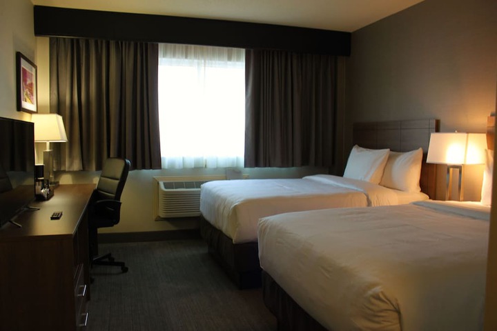 1 Queen Bed (2 of 15)