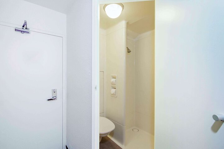 Room 6 of 19