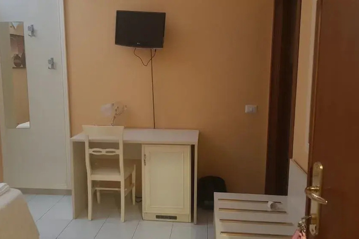Room 4 of 16