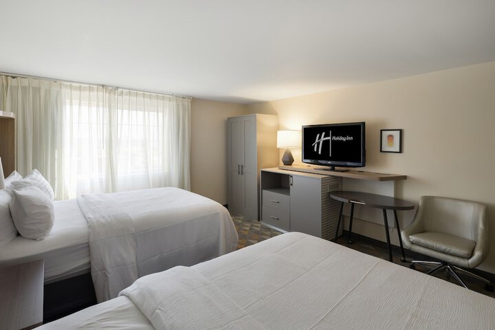 2 Queen Beds (12 of 16)